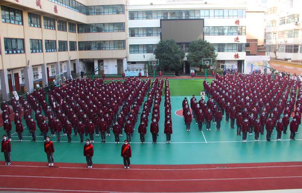 1郑州49中举行室外升旗仪式 1郑州49中举行室外升旗仪式